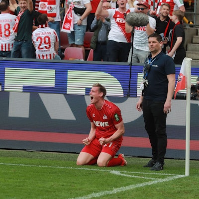 Steffen Tigges, Stürmer des 1. FC Köln, jubelt nach dem erlösenden Ausgleich kurz vor Schluss über sein erstes Saisontor.