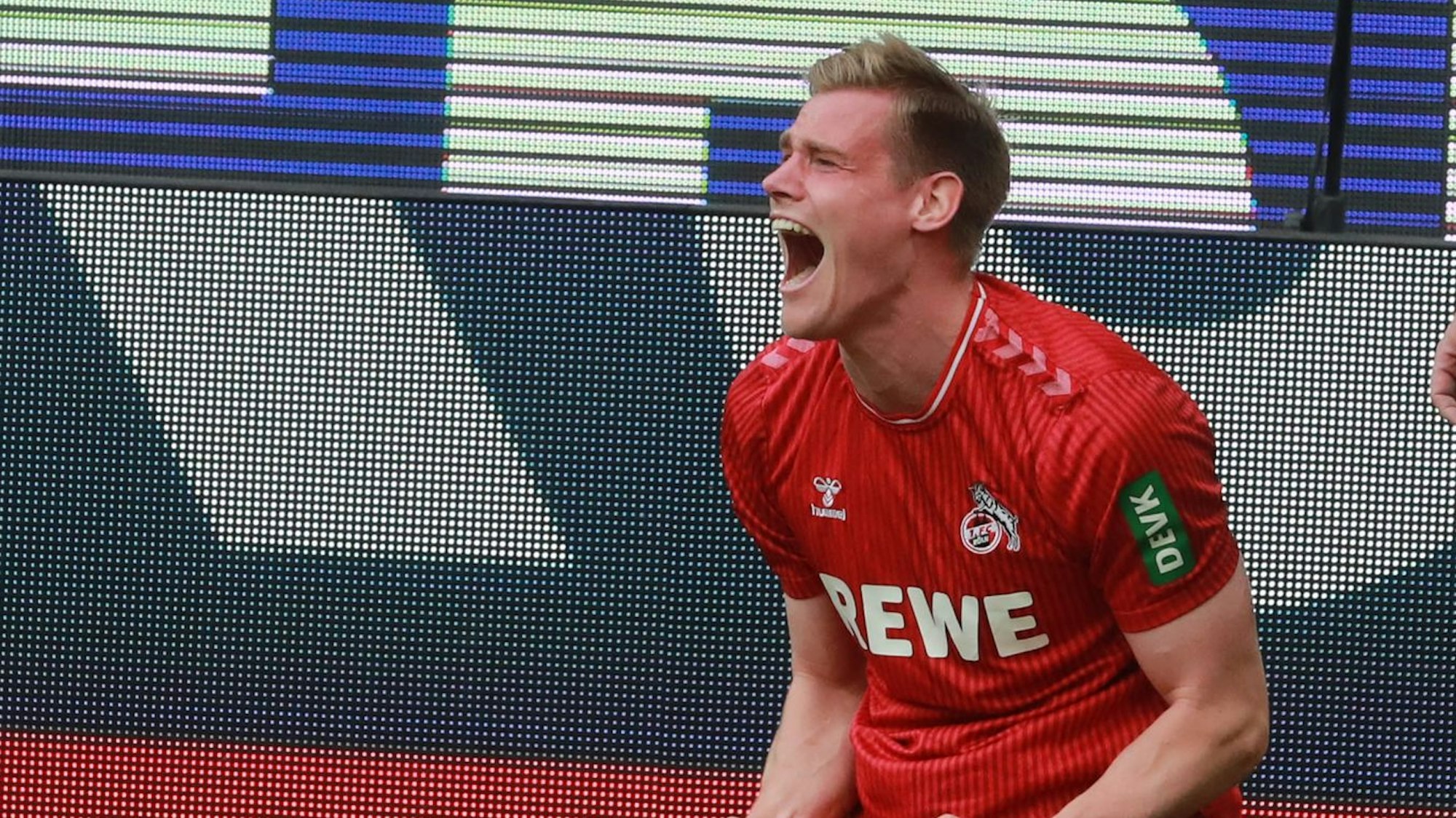 Steffen Tigges, Stürmer des 1. FC Köln, jubelt nach dem erlösenden Ausgleich kurz vor Schluss über sein erstes Saisontor.