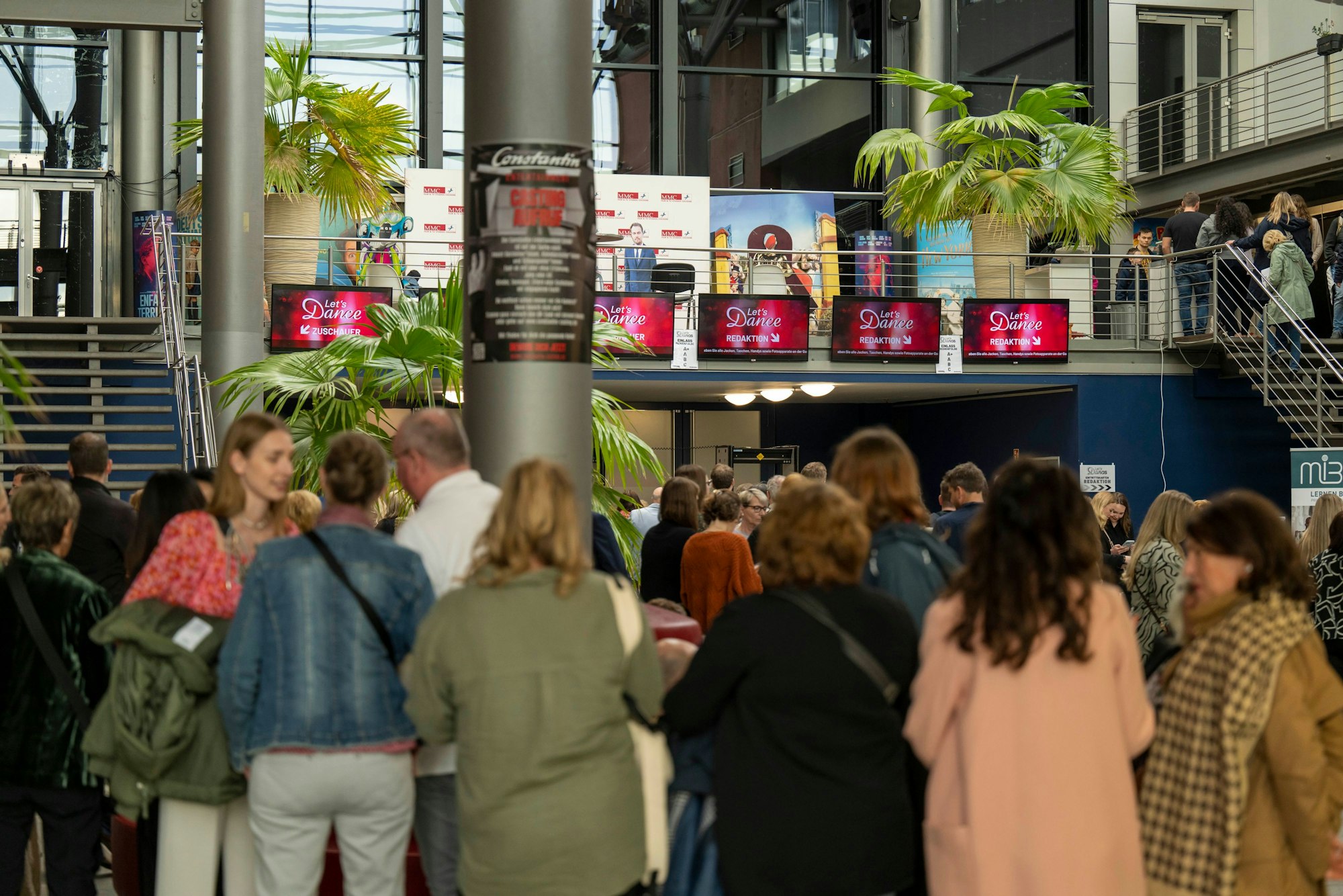 Menschen stehen im Foyer der MMC-Studios.