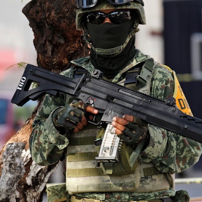 Ein mexikanischer Soldat steht in der Nähe einer angegriffenen Polizeistation Wache.