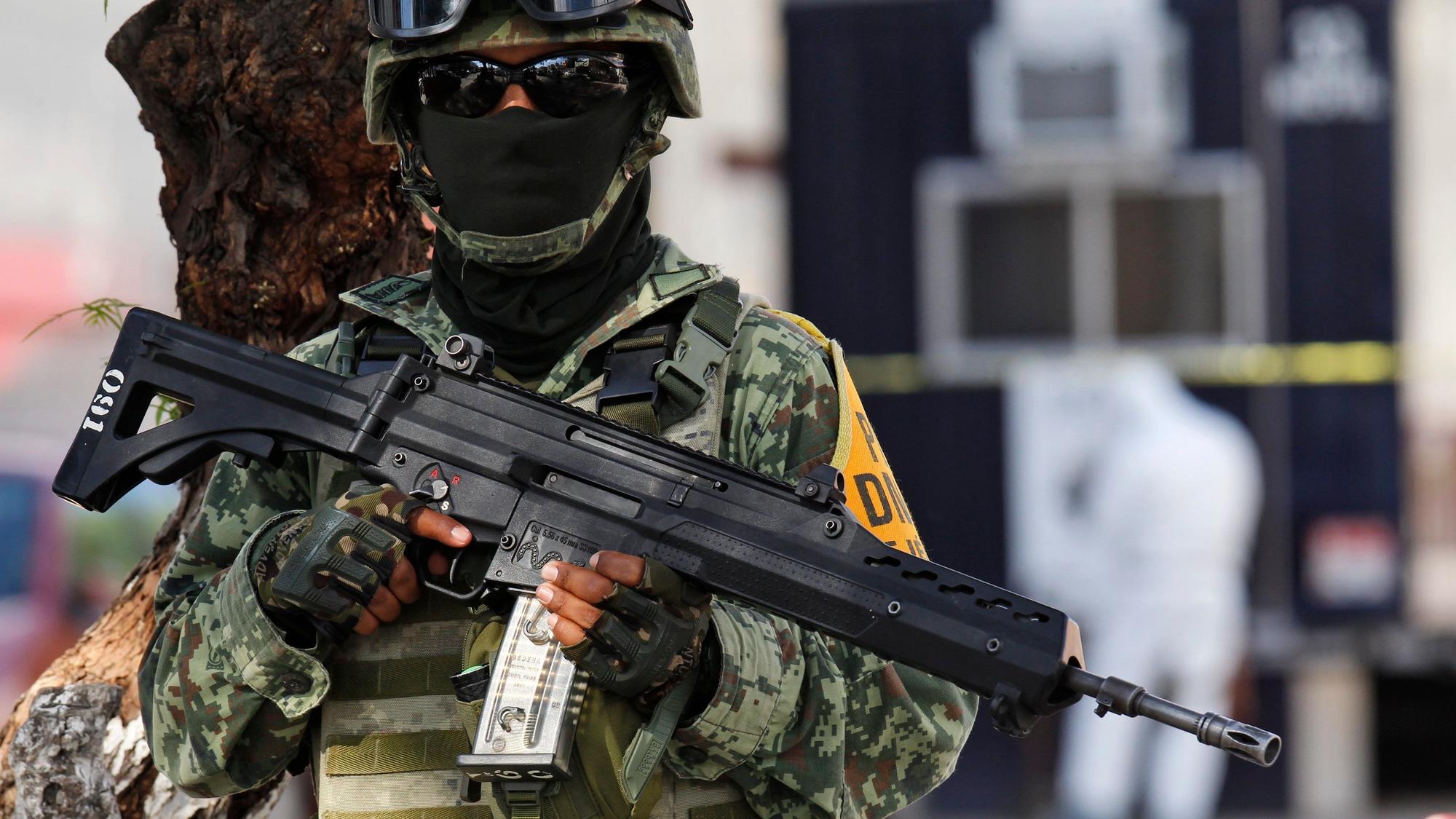Ein mexikanischer Soldat steht in der Nähe einer angegriffenen Polizeistation Wache.