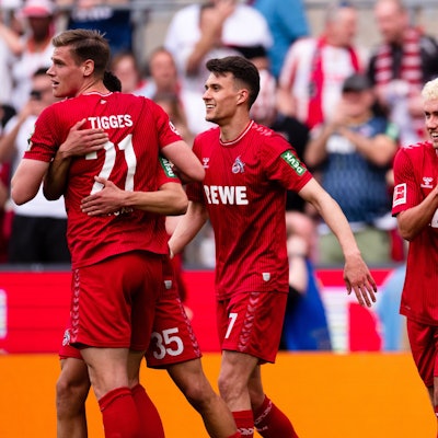 Kölner umarmen sich nach Abpfiff