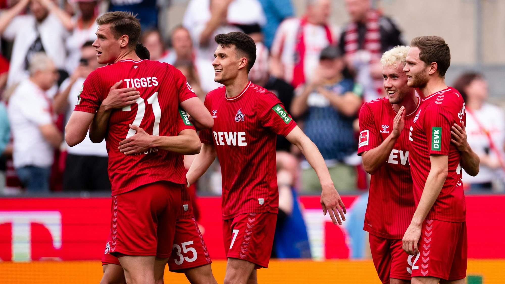 Kölner umarmen sich nach Abpfiff