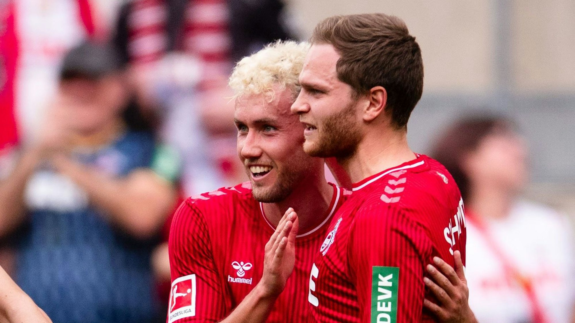 Luca Waldschmidt (l.), der späte Siegtorschütze zum 2:1 des 1. FC Köln gegen den VfL Bochum, bedankt sich bei Vorlagengeber Benno Schmitz.