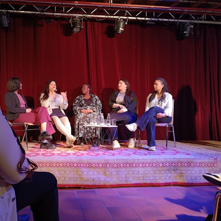 Fünf Expertinnen und Aktivistinnen diskutierten auf der Bühne im Bürgerhaus MüZe.