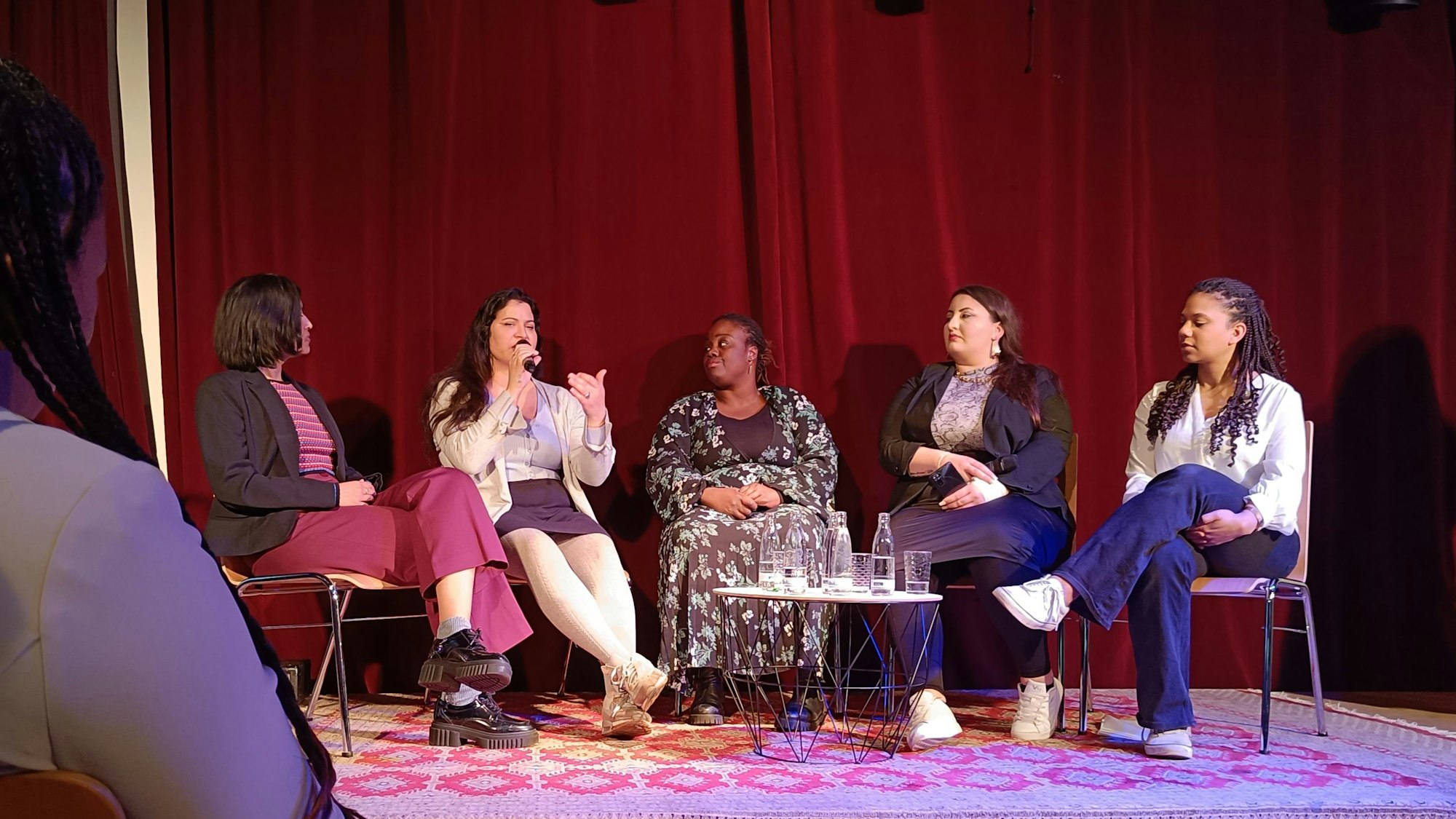 Fünf Expertinnen und Aktivistinnen diskutierten auf der Bühne im Bürgerhaus MüZe.
