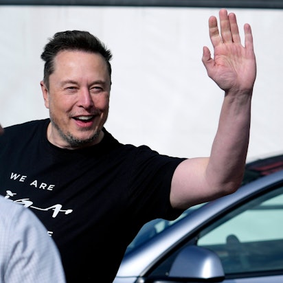 Elon Musk, Tesla-Chef, winkt in eine Kamera.