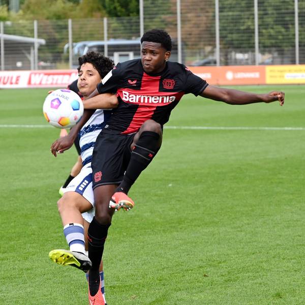 23.09.2023, Fussball-B-Junioren-Bayer 04 - Duisburg
rechts: Jeremiah Mensah (Bayer)
Foto: Uli Herhaus