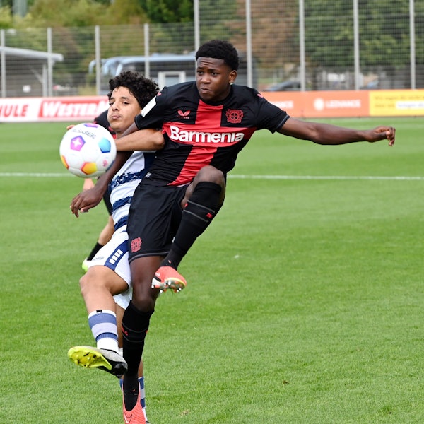 23.09.2023, Fussball-B-Junioren-Bayer 04 - Duisburg
rechts: Jeremiah Mensah (Bayer)
Foto: Uli Herhaus