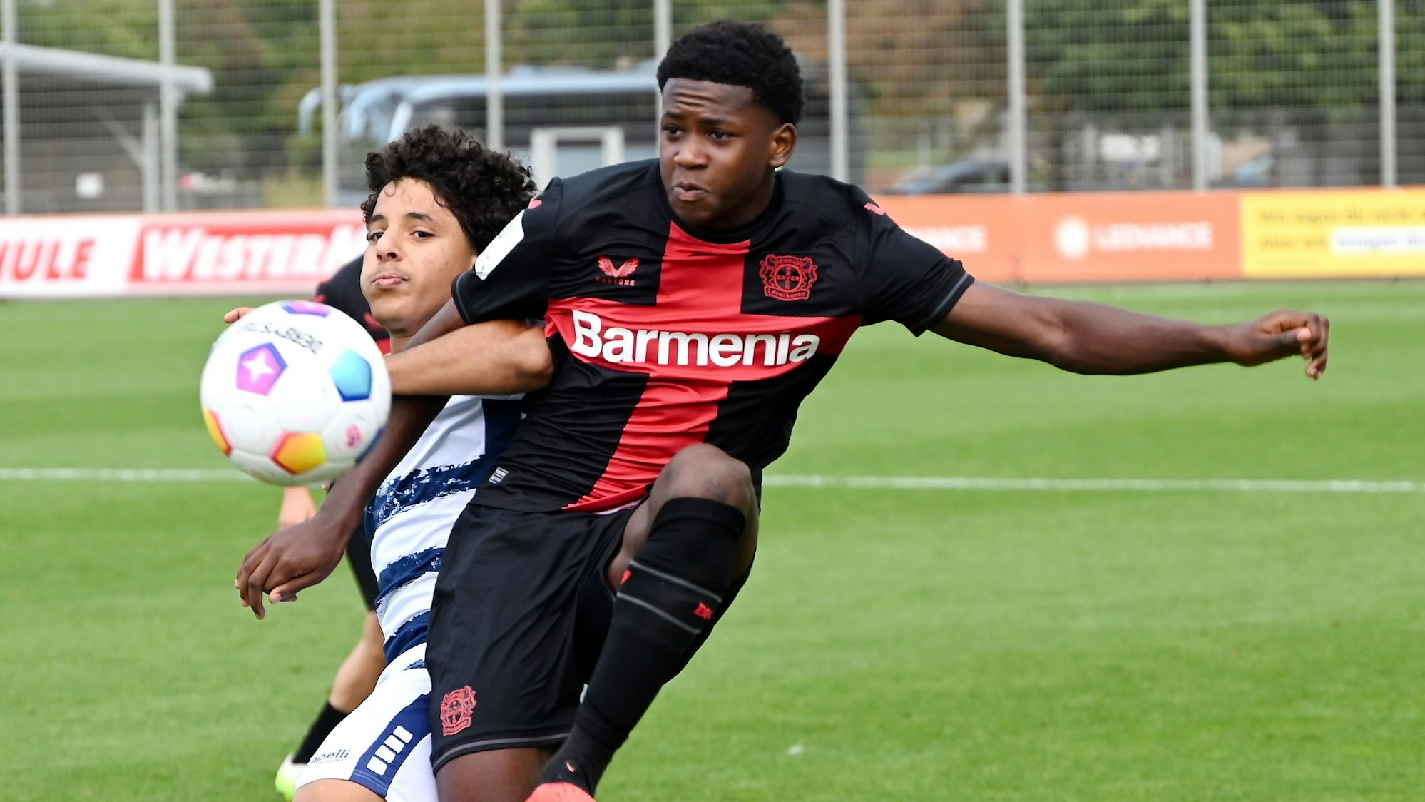 23.09.2023, Fussball-B-Junioren-Bayer 04 - Duisburg
rechts: Jeremiah Mensah (Bayer)
Foto: Uli Herhaus