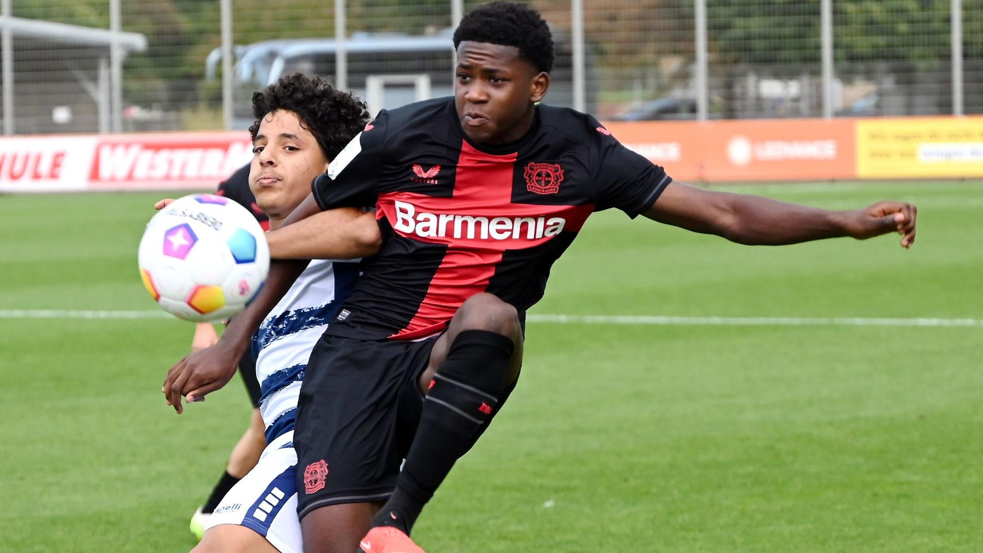 23.09.2023, Fussball-B-Junioren-Bayer 04 - Duisburg
rechts: Jeremiah Mensah (Bayer)
Foto: Uli Herhaus