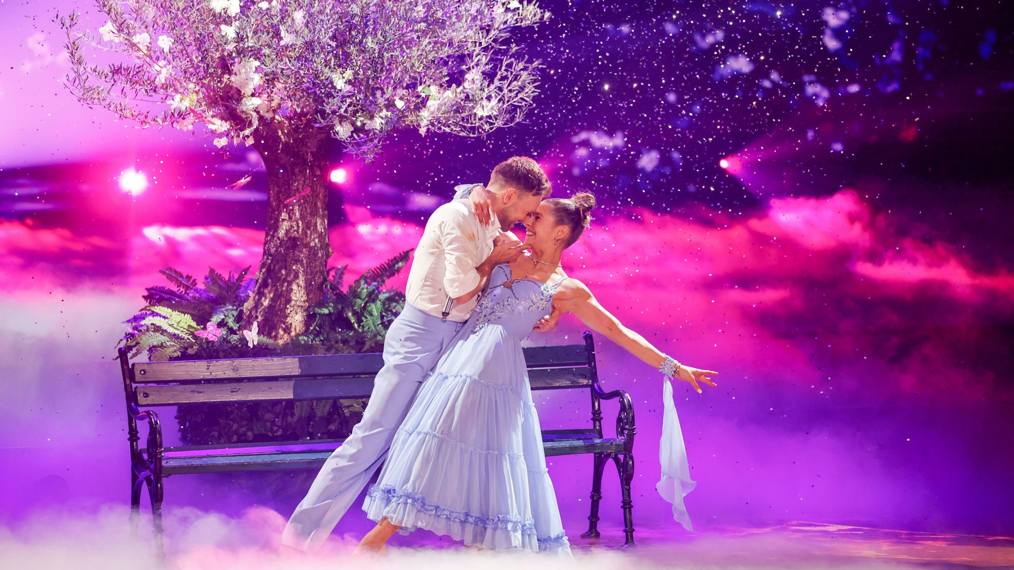 Jana Wosnitza, Sportjournalistin, und Vadim Garbuzov, Profitänzer, tanzen in der RTL-Tanzshow „Let's Dance“ auf dem Parkett im Coloneum.