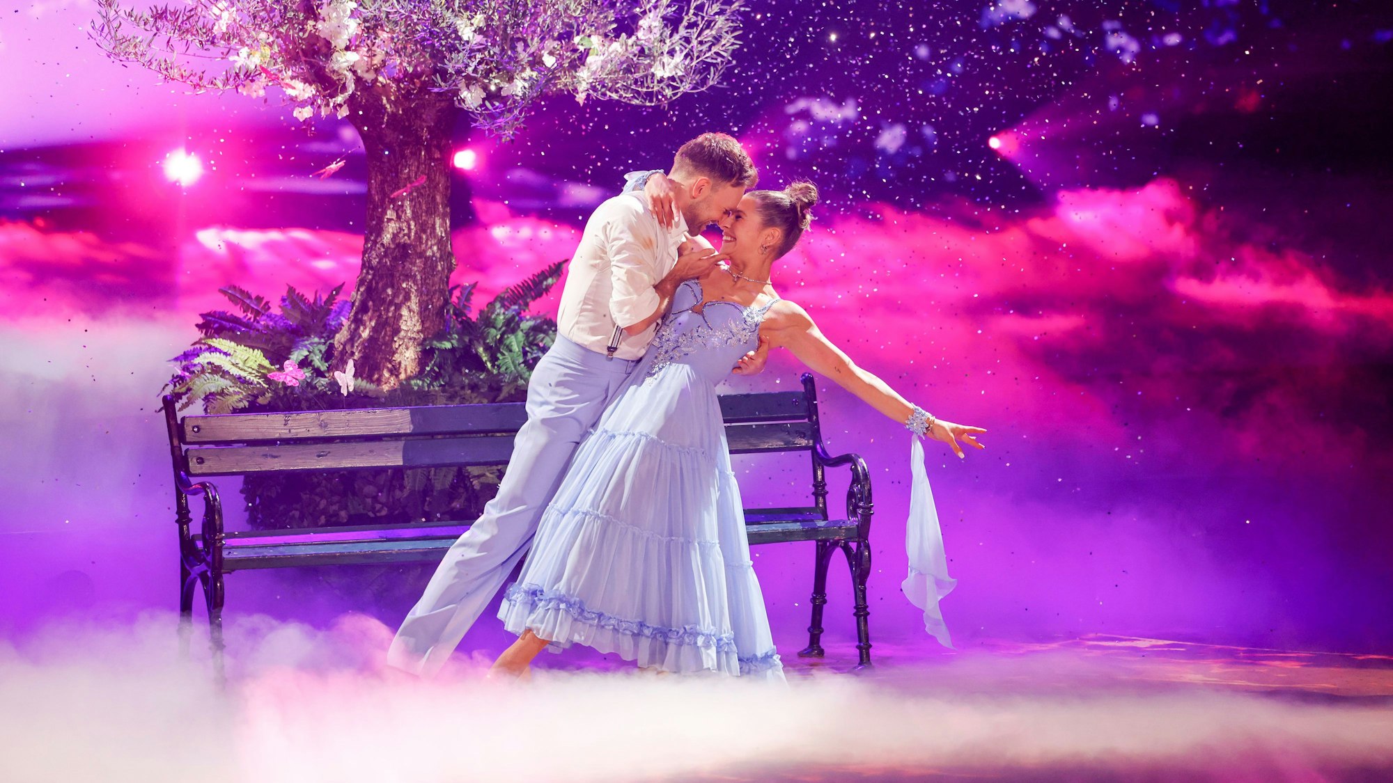 Jana Wosnitza, Sportjournalistin, und Vadim Garbuzov, Profitänzer, tanzen in der RTL-Tanzshow «Let's Dance» auf dem Parkett im Coloneum.