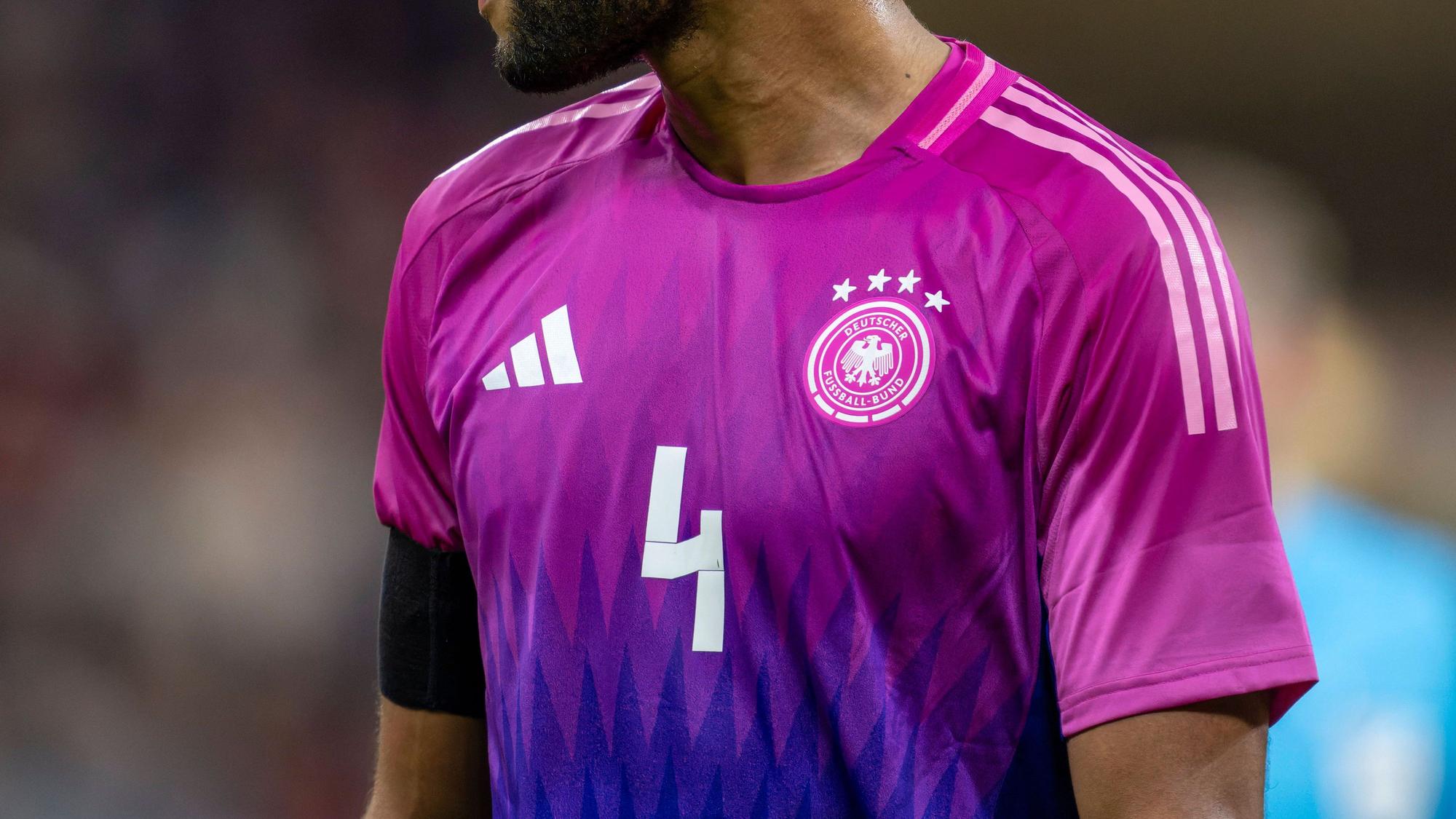 Deutschlands Jonathan Tah trägt das Adidas-Trikot mit der Rückennummer 4. (Archivbild)