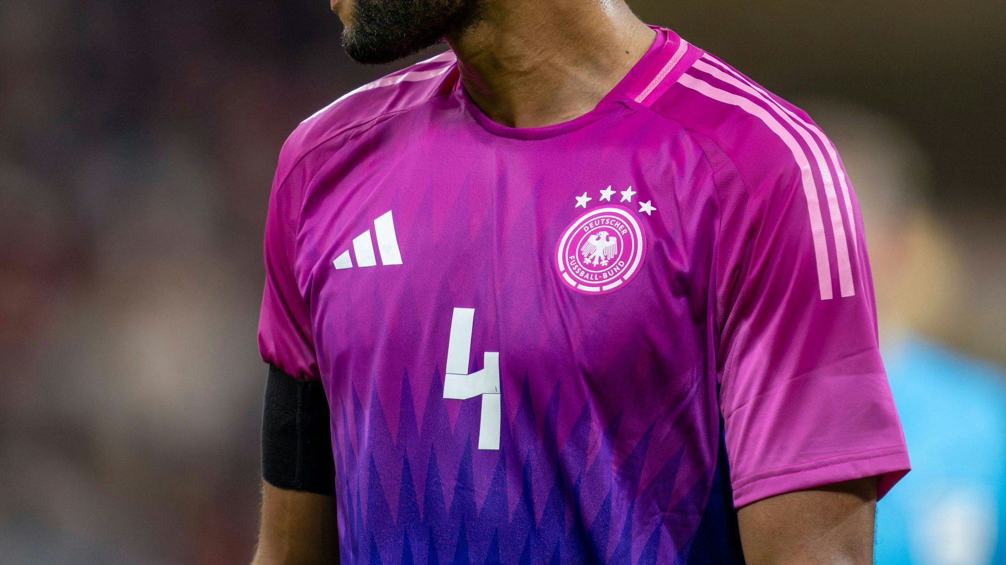 Deutschlands Jonathan Tah trägt das Adidas-Trikot mit der Rückennummer 4. (Archivbild)