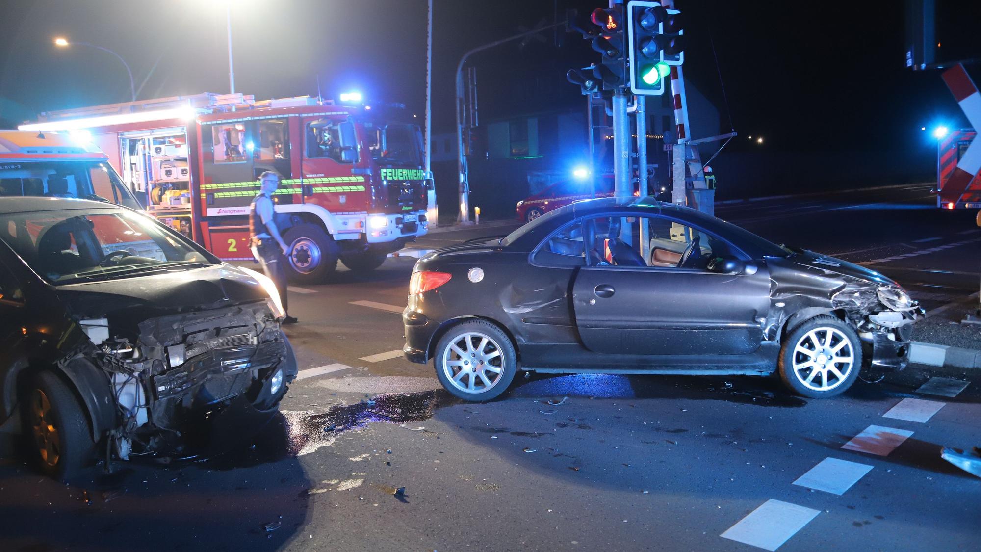 Auf der Kreuzung Südstraße/Mondorfer Straße in Niederkassel stehen nach einem nächtlichen Verkehrsunfall zwei schwer beschädigte Pkw.