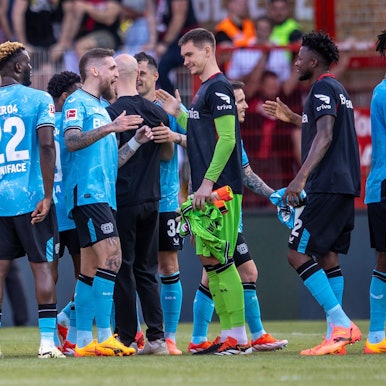 06.04.2024, Berlin: Fußball: Bundesliga, 1. FC Union Berlin - Bayer Leverkusen, 28. Spieltag, An der Alten Försterei. Leverkusens Spieler klatschen sich nach dem Sieg ab. Foto: Andreas Gora/dpa - WICHTIGER HINWEIS: Gemäß den Vorgaben der DFL Deutsche Fußball Liga bzw. des DFB Deutscher Fußball-Bund ist es untersagt, in dem Stadion und/oder vom Spiel angefertigte Fotoaufnahmen in Form von Sequenzbildern und/oder videoähnlichen Fotostrecken zu verwerten bzw. verwerten zu lassen. +++ dpa-Bildfunk +++