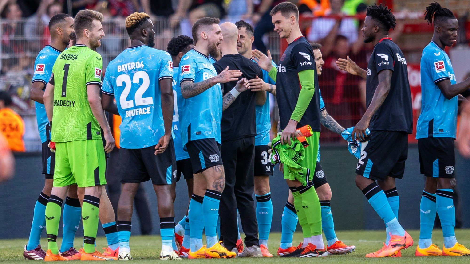 06.04.2024, Berlin: Fußball: Bundesliga, 1. FC Union Berlin - Bayer Leverkusen, 28. Spieltag, An der Alten Försterei. Leverkusens Spieler klatschen sich nach dem Sieg ab. Foto: Andreas Gora/dpa - WICHTIGER HINWEIS: Gemäß den Vorgaben der DFL Deutsche Fußball Liga bzw. des DFB Deutscher Fußball-Bund ist es untersagt, in dem Stadion und/oder vom Spiel angefertigte Fotoaufnahmen in Form von Sequenzbildern und/oder videoähnlichen Fotostrecken zu verwerten bzw. verwerten zu lassen. +++ dpa-Bildfunk +++