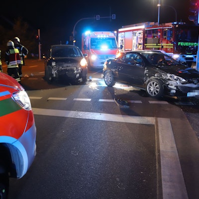 Bei einem Unfall in Niederkassel-Rheidt sind drei Menschen verletzt worden, zwei davon schwer.