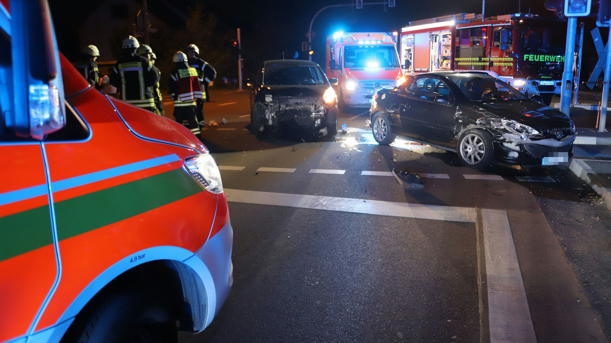 Bei einem Unfall in Niederkassel-Rheidt sind drei Menschen verletzt worden, zwei davon schwer.