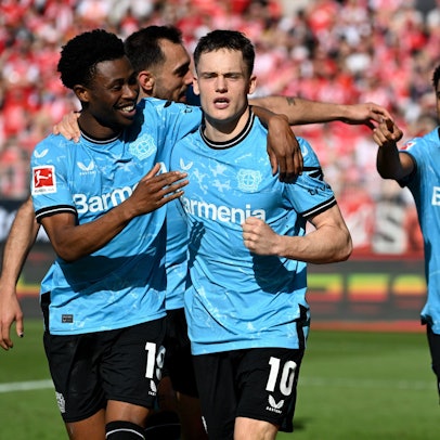 03.04.2024, Berlin: Fußball: Bundesliga, 1. FC Union Berlin - Bayer Leverkusen, 28. Spieltag, An der Alten Försterei. Florian Wirtz (M) von Bayer Leverkusen bejubelt sein Tor zum 1:0 mit Nathan Tella (l) und Amine Adli. Foto: Britta Pedersen/dpa - WICHTIGER HINWEIS: Gemäß den Vorgaben der DFL Deutsche Fußball Liga bzw. des DFB Deutscher Fußball-Bund ist es untersagt, in dem Stadion und/oder vom Spiel angefertigte Fotoaufnahmen in Form von Sequenzbildern und/oder videoähnlichen Fotostrecken zu verwerten bzw. verwerten zu lassen. +++ dpa-Bildfunk +++
