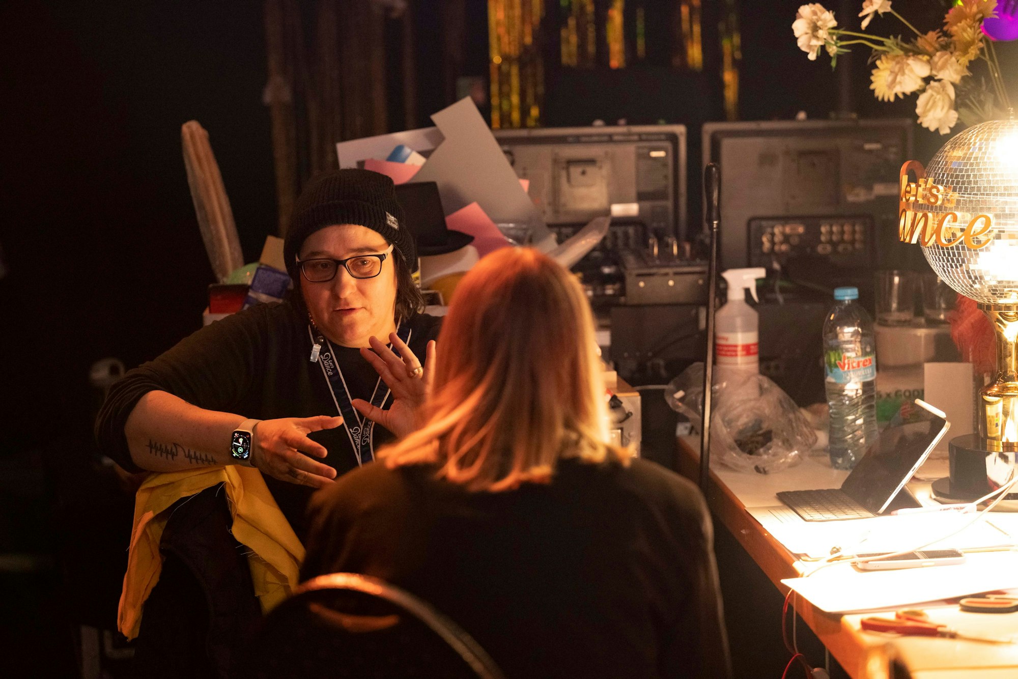 Paola von Griesheim sitzt im Gespräch an ihrem Arbeitsplatz im Studio.