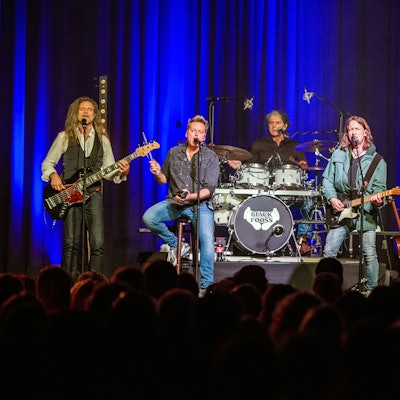 Die Bläck Fööss spielen mit ihren Instrumenten auf der Bühne im Theater am Tanzbrunnen.