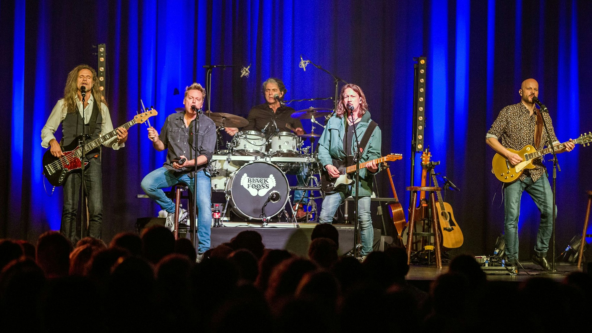 Die Bläck Fööss spielen mit ihren Instrumenten auf der Bühne im Theater am Tanzbrunnen.