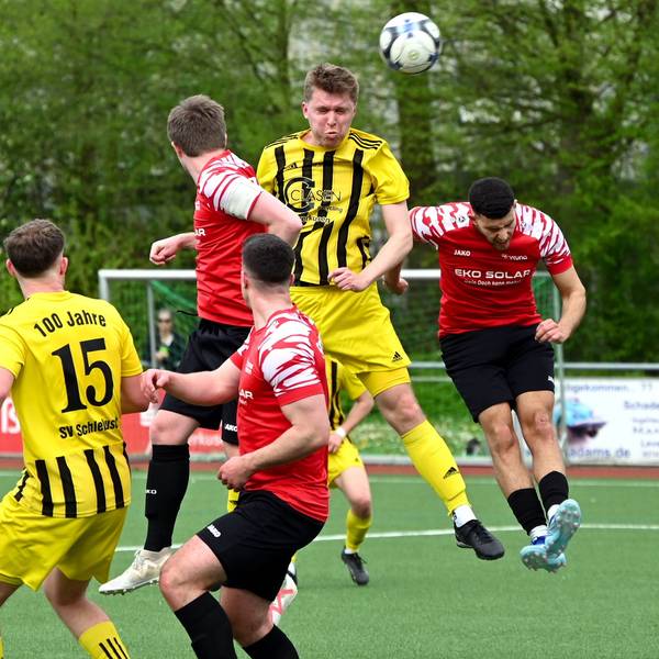 07.04.2024, Fussball-SV Schlebusch - Fortuna Bonn
mitte: Kopfball von Martin Schulz (Schlebusch)
Foto: Uli Herhaus