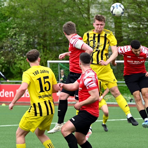 07.04.2024, Fussball-SV Schlebusch - Fortuna Bonn
mitte: Kopfball von Martin Schulz (Schlebusch)
Foto: Uli Herhaus
