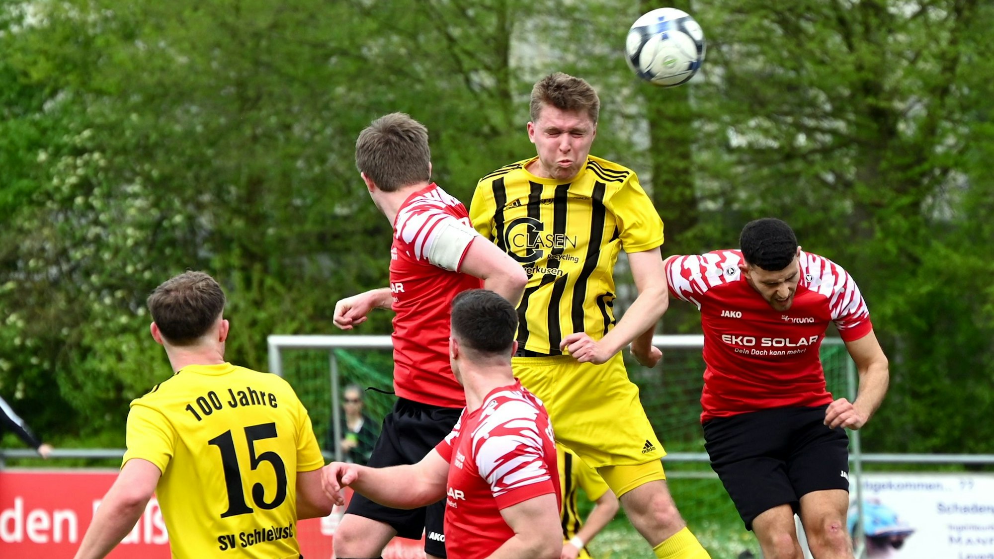 07.04.2024, Fussball-SV Schlebusch - Fortuna Bonn
mitte: Kopfball von Martin Schulz (Schlebusch)
Foto: Uli Herhaus