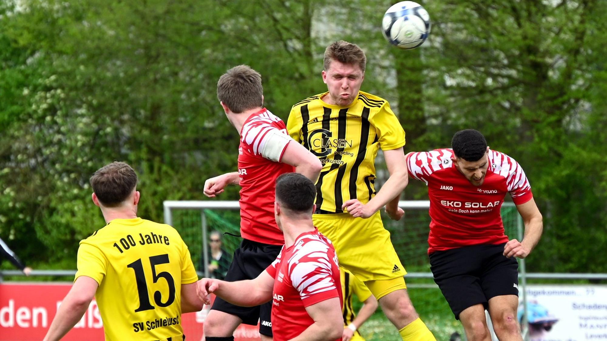 07.04.2024, Fussball-SV Schlebusch - Fortuna Bonn
mitte: Kopfball von Martin Schulz (Schlebusch)
Foto: Uli Herhaus