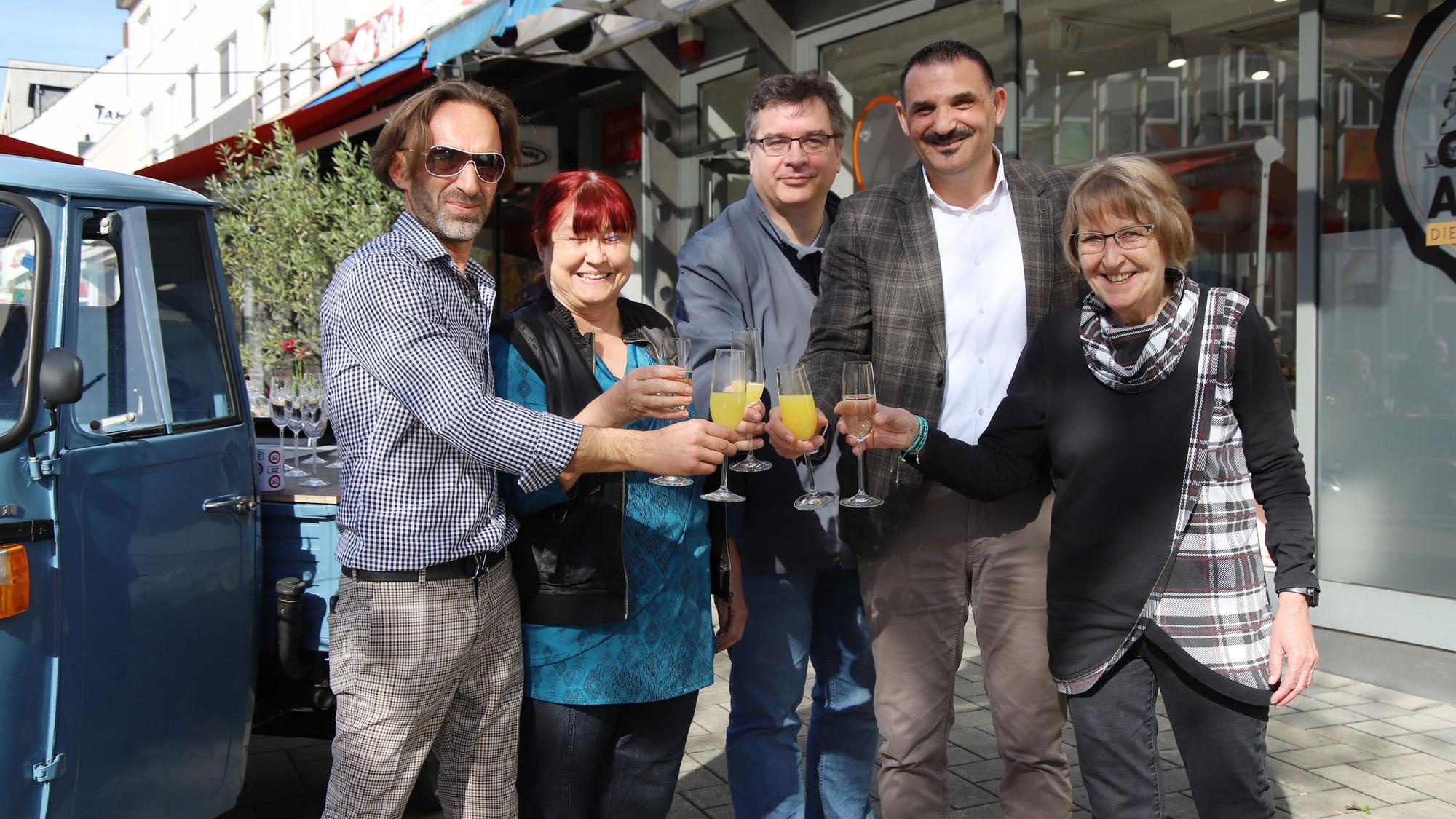 Stoßen auf die Eröffnung des LAdenlokas von Troisdorf hilft an:
Angelika Schneider (Buchhaltung), Erkan Zorlu (stellvertretender BM), Thomas Möws (Grüne), Iris Lemaire (2. Geschäftsführerin), Kadir Sucuoglu (Geschäftsführer Troisdorf hilft e.V.)