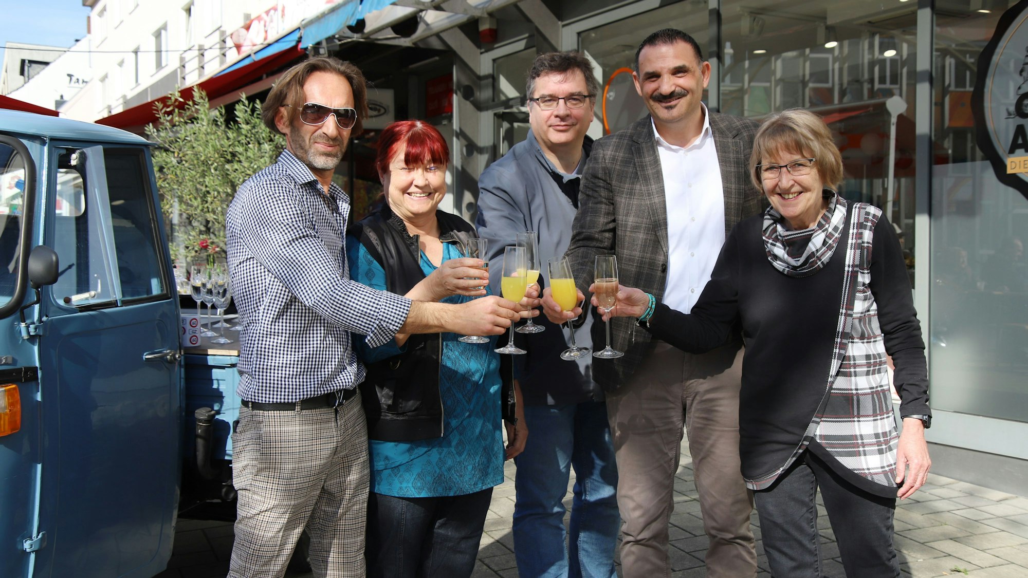 Stoßen auf die Eröffnung des LAdenlokas von Troisdorf hilft an:
Angelika Schneider (Buchhaltung), Erkan Zorlu (stellvertretender BM), Thomas Möws (Grüne), Iris Lemaire (2. Geschäftsführerin), Kadir Sucuoglu (Geschäftsführer Troisdorf hilft e.V.)