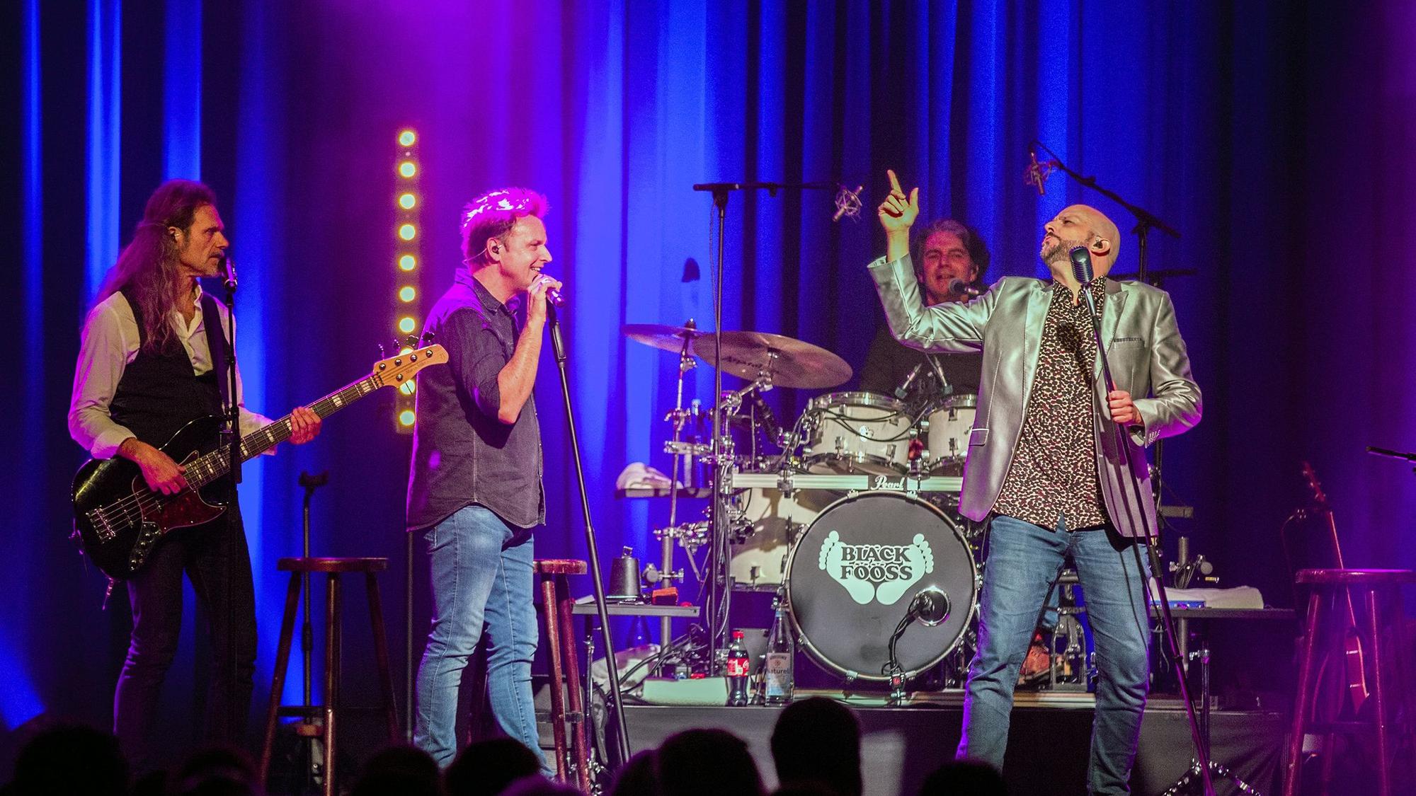 Sänger Pit Hupperten singt als Elvis verkleidet Rock'n'Roll-Lieder.