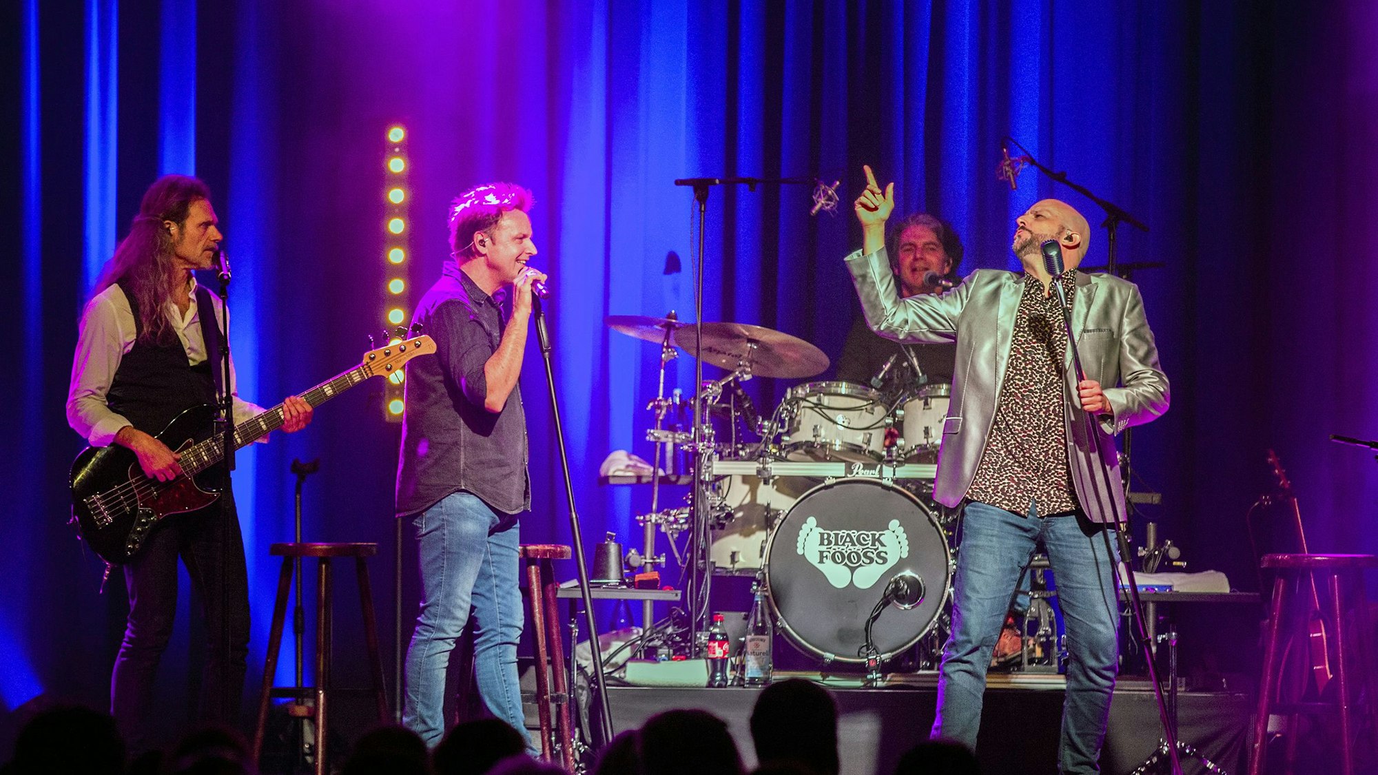 Sänger Pit Hupperten singt als Elvis verkleidet Rock'n'Roll-Lieder.
