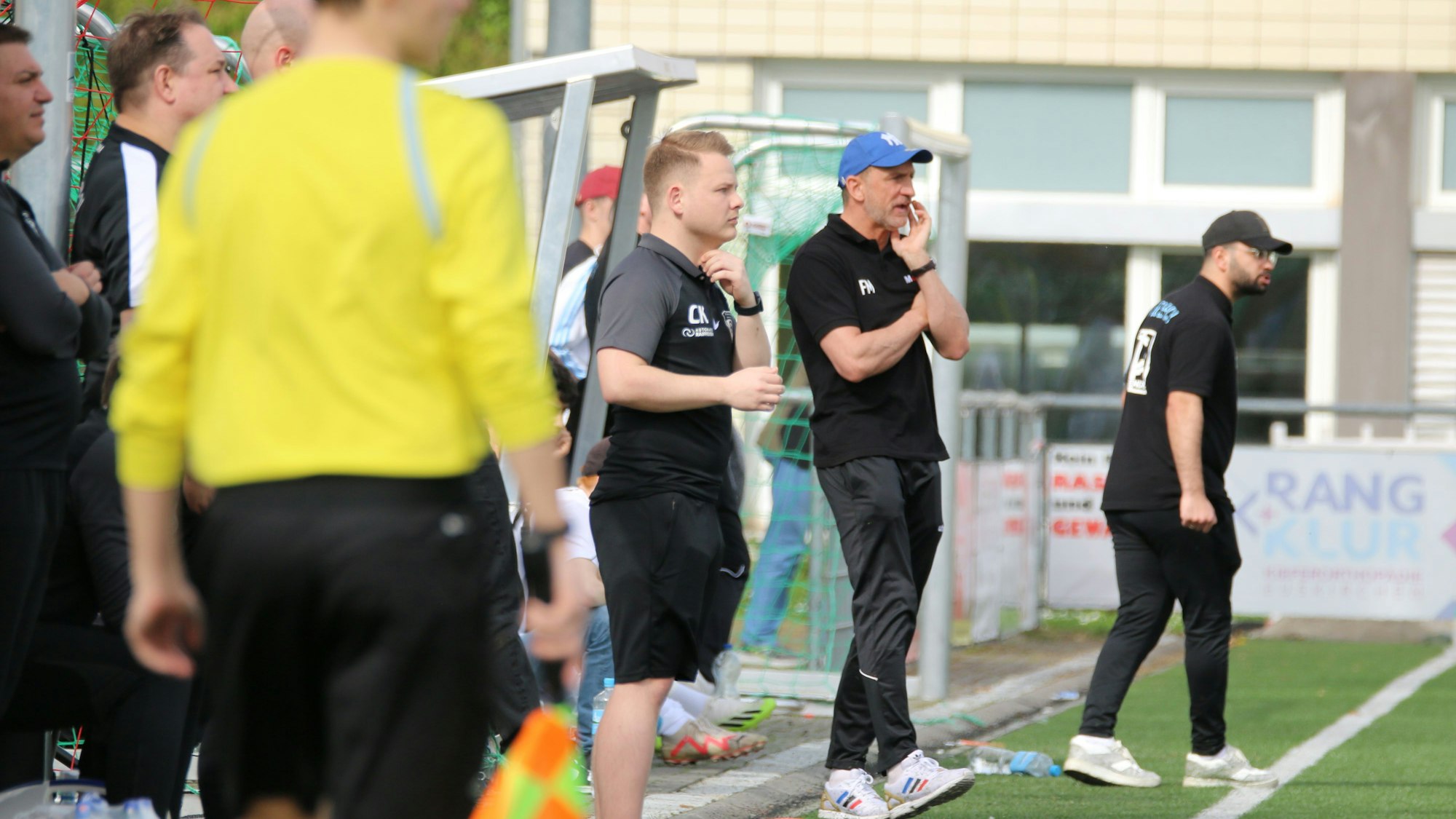 Das Bild zeigt beide Trainerbbänke. Die Coaches sind sehr engagiert.