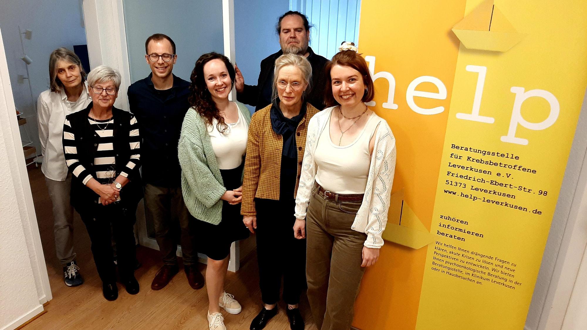Sie freuen sich über die neuen Räume der Beratungsstelle für Krebsbetroffene: das „Help“-Team um Leiterin Ingrid Baare (2.v.r., vorne), die stellvertretende Leiterin Dana Hilmer (3.v.r., vorne) und den Vorsitzenden des Vereins Christian Linker (hinten).