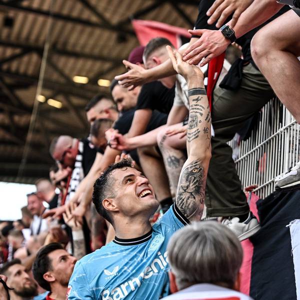 06.04.2024, Berlin: Fußball: Bundesliga, 1. FC Union Berlin - Bayer Leverkusen, 28. Spieltag, An der Alten Försterei. Granit Xhaka von Bayer Leverkusen bedankt sich bei den Fans. Foto: Britta Pedersen/dpa - WICHTIGER HINWEIS: Gemäß den Vorgaben der DFL Deutsche Fußball Liga bzw. des DFB Deutscher Fußball-Bund ist es untersagt, in dem Stadion und/oder vom Spiel angefertigte Fotoaufnahmen in Form von Sequenzbildern und/oder videoähnlichen Fotostrecken zu verwerten bzw. verwerten zu lassen. +++ dpa-Bildfunk +++