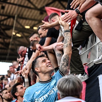 06.04.2024, Berlin: Fußball: Bundesliga, 1. FC Union Berlin - Bayer Leverkusen, 28. Spieltag, An der Alten Försterei. Granit Xhaka von Bayer Leverkusen bedankt sich bei den Fans. Foto: Britta Pedersen/dpa - WICHTIGER HINWEIS: Gemäß den Vorgaben der DFL Deutsche Fußball Liga bzw. des DFB Deutscher Fußball-Bund ist es untersagt, in dem Stadion und/oder vom Spiel angefertigte Fotoaufnahmen in Form von Sequenzbildern und/oder videoähnlichen Fotostrecken zu verwerten bzw. verwerten zu lassen. +++ dpa-Bildfunk +++