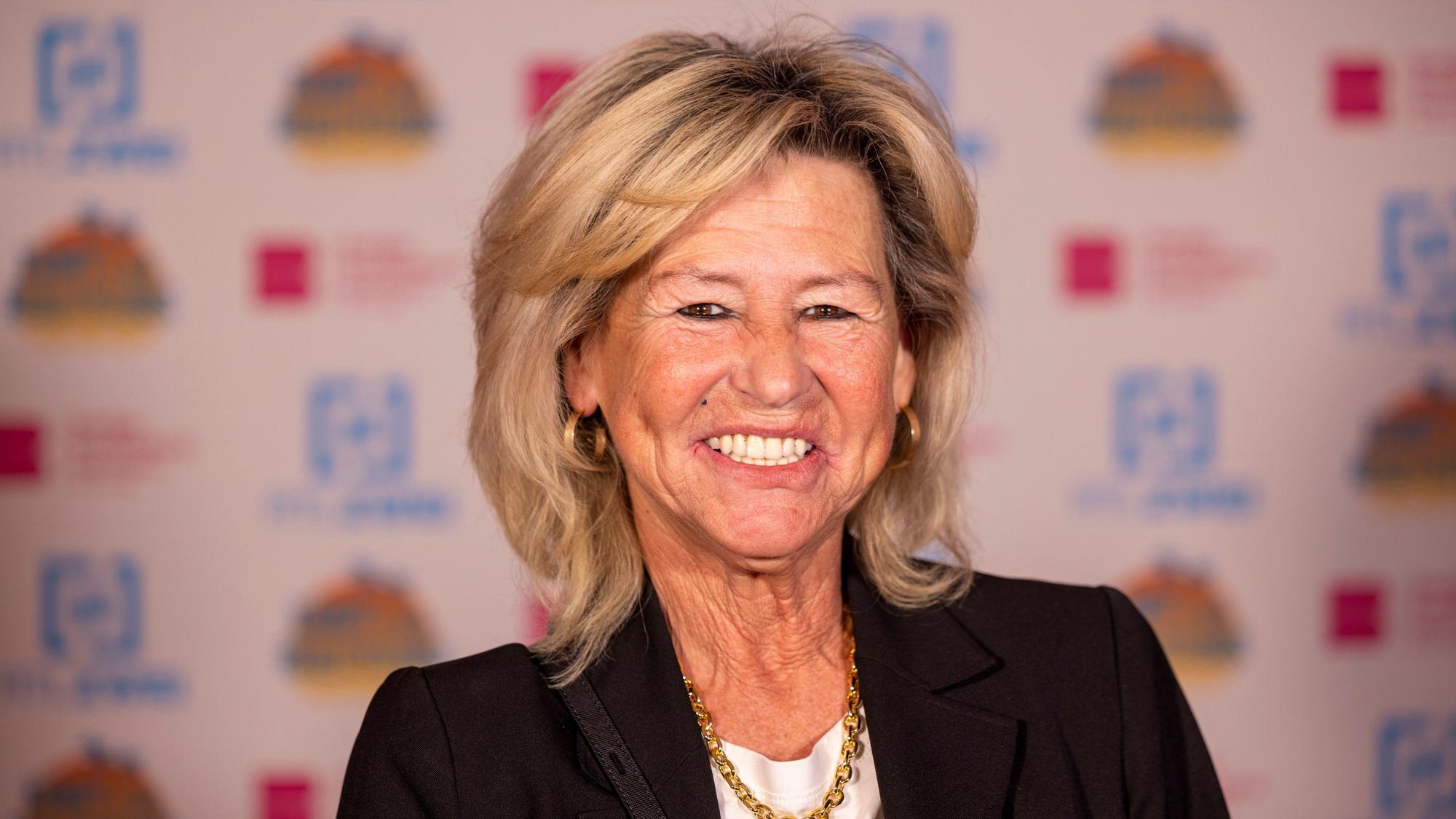05.04.2024, Nordrhein-Westfalen, Köln: Die Kandidatin Annemie Herren (Schwester von dem verstorbenen Willi Herren) kommt zum Screening der neuen Staffel «Kampf der Realitystars». Die 60-Jährige denkt noch häufig an ihren Bruder. (zu dpa: «Annemie Herren: Denke jeden Tag an meinen toten Bruder Willi Herren») Foto: Thomas Banneyer/dpa +++ dpa-Bildfunk +++