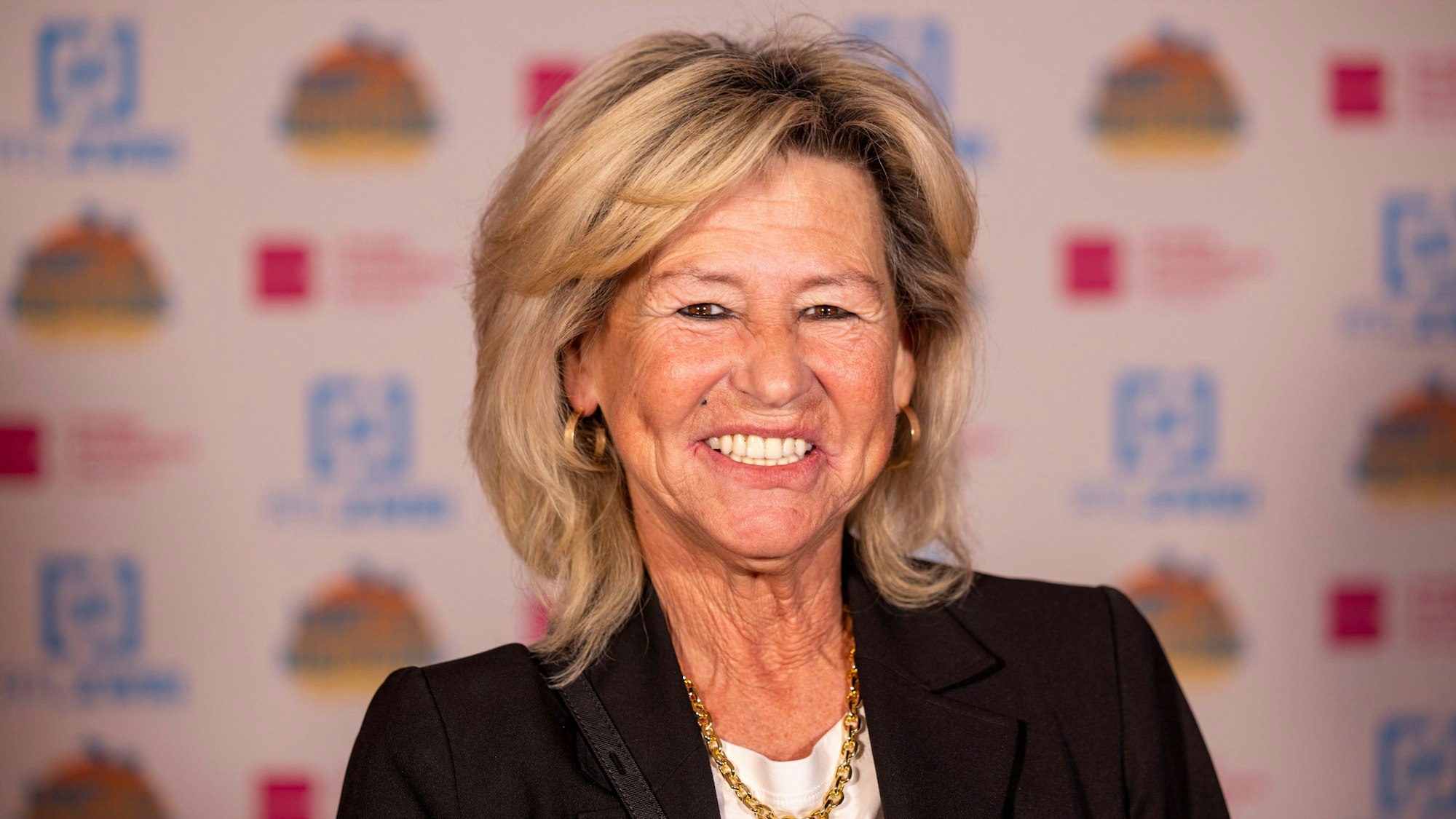 05.04.2024, Nordrhein-Westfalen, Köln: Die Kandidatin Annemie Herren (Schwester von dem verstorbenen Willi Herren) kommt zum Screening der neuen Staffel «Kampf der Realitystars». Die 60-Jährige denkt noch häufig an ihren Bruder. (zu dpa: «Annemie Herren: Denke jeden Tag an meinen toten Bruder Willi Herren») Foto: Thomas Banneyer/dpa +++ dpa-Bildfunk +++