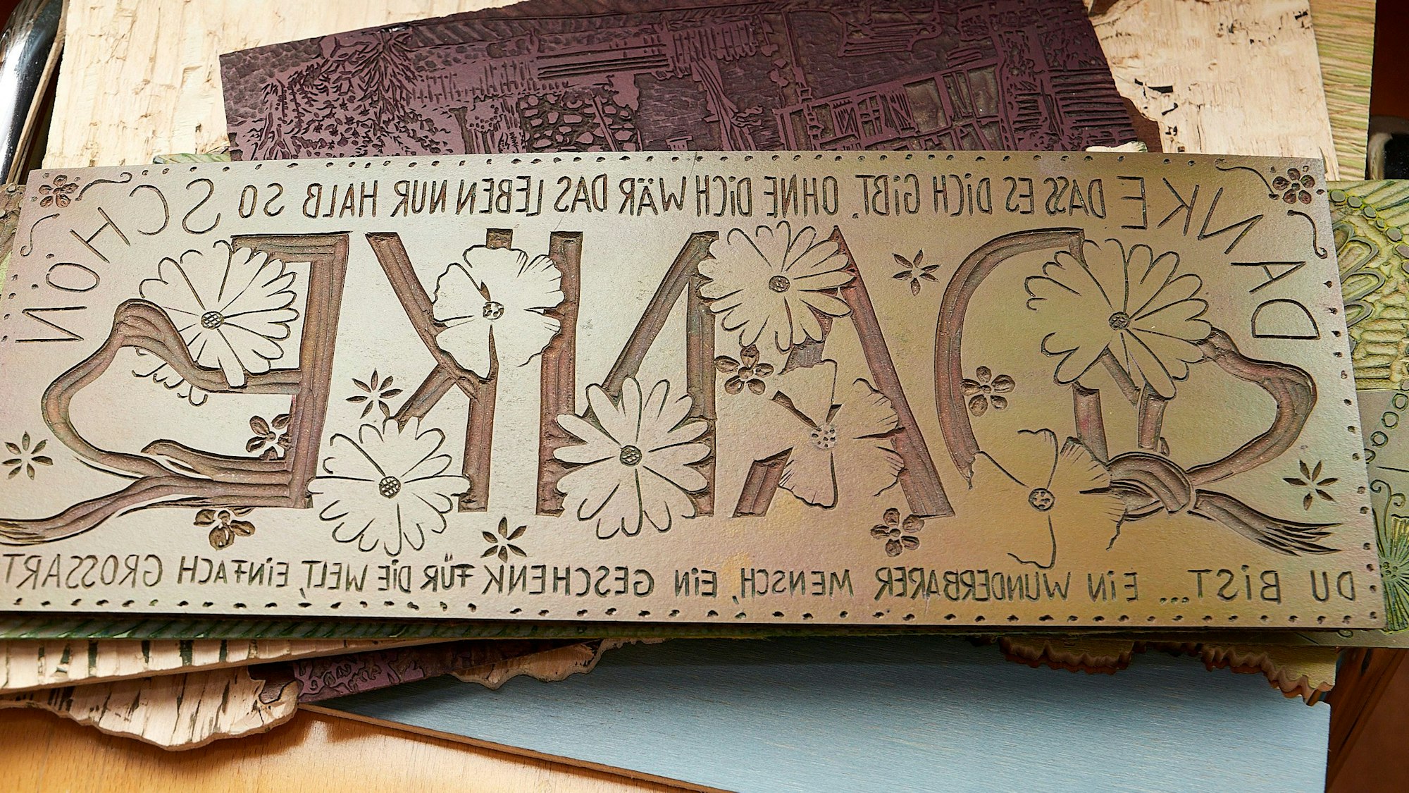 Auf einer Druckplatte steht „Danke“, in Spiegelschrift, damit es nach dem Druck richtigherum abgebildet ist.