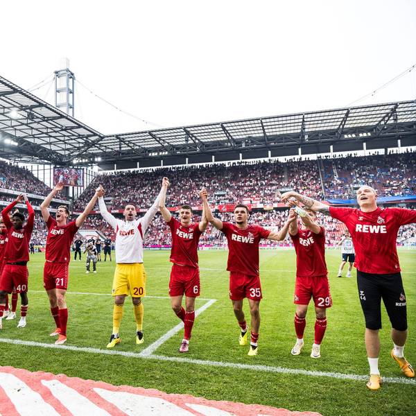 Die Spieler des 1. FC Köln feiern mit ihren Fans den Last-Minute-Sieg gegen Bochum.