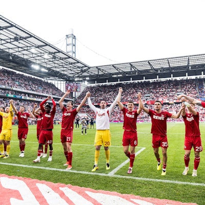 Die Spieler des 1. FC Köln feiern mit ihren Fans den Last-Minute-Sieg gegen Bochum.