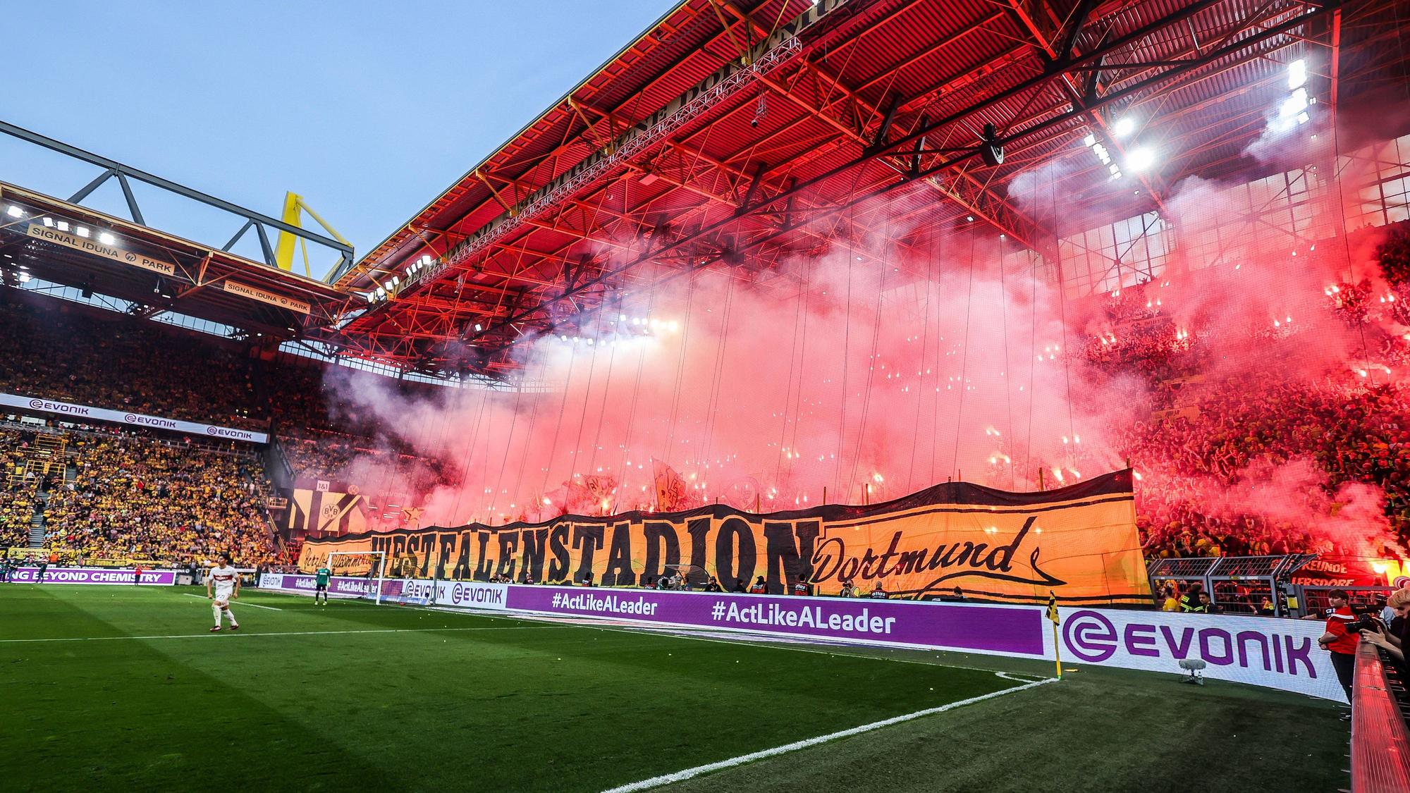 Pyrotechnik beim Spiel des BVB gegen den VfB Stuttgart am Samstag (6. April). Später lieferten sich Fans an der A1 eine Auseinandersetzung.