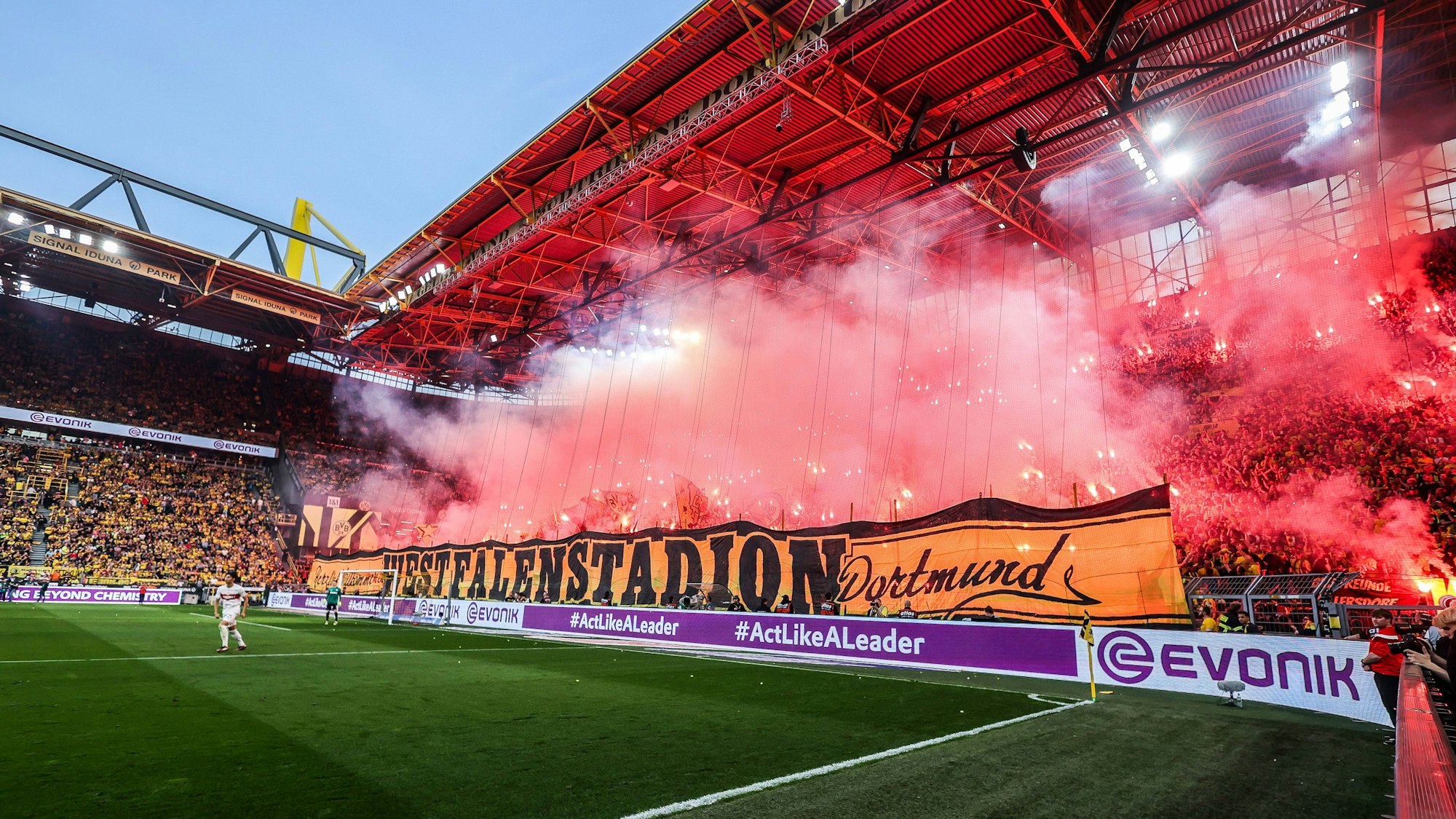 Pyrotechnik beim Spiel des BVB gegen den VfB Stuttgart am Samstag (6. April). Später lieferten sich Fans an der A1 eine Auseinandersetzung.