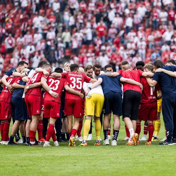 Die Spieler des 1. FC Köln bilden nach dem 2:1-Sieg gegen den VfL Bochum einen Kreis.