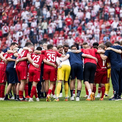 Die Spieler des 1. FC Köln bilden nach dem 2:1-Sieg gegen den VfL Bochum einen Kreis.