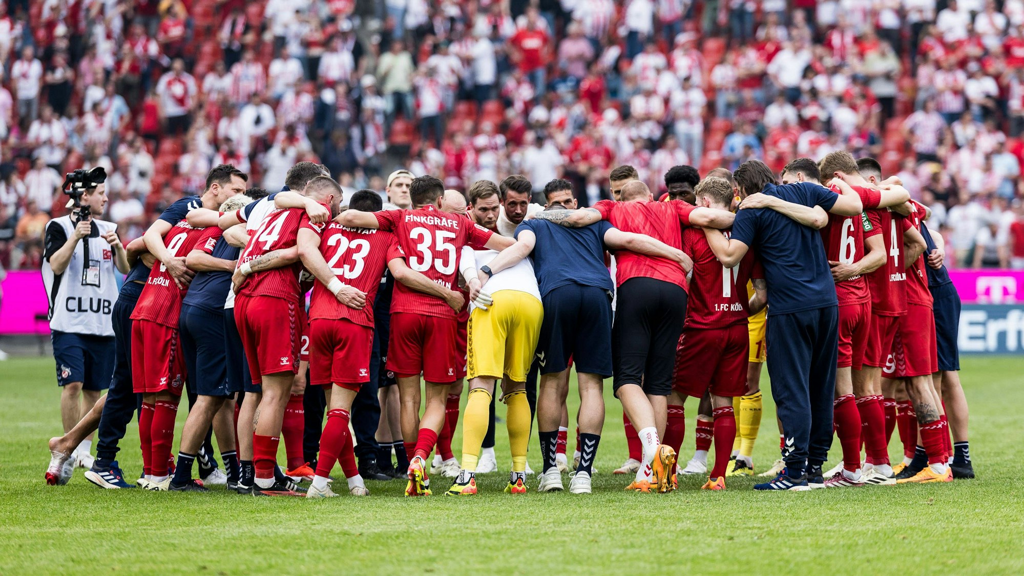 Die Spieler des 1. FC Köln bilden nach dem 2:1-Sieg gegen den VfL Bochum einen Kreis.